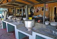 Rastst�tte an Jamaikas �berlandstrassen � Zigarettenpause unter wachsamen Blicken des Taxifahrers