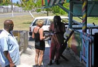 Rastst�tte an Jamaikas �berlandstrassen � Zigarettenpause unter wachsamen Blicken des Taxifahrers